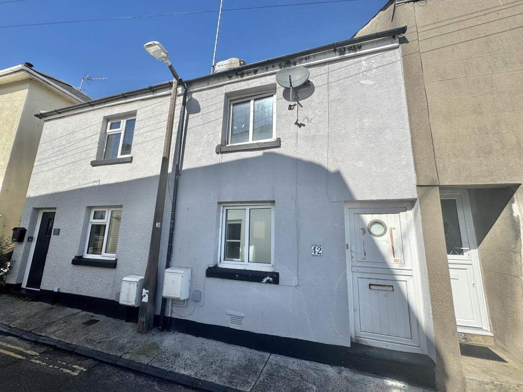 Lot: 130 - TWO-BEDROOM COTTAGE FOR IMPROVEMENT - Front of the property